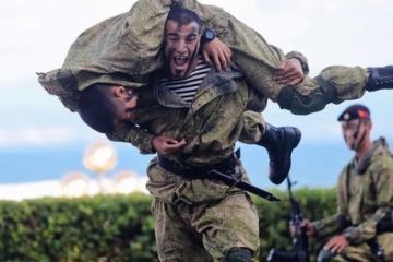 Вел себя неприлично: за это наш морпех поставил на колени немецкого спецназовца