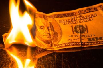 Вашингтон собственноручно мотивирует страны отказываться от доллара – американский эксперт