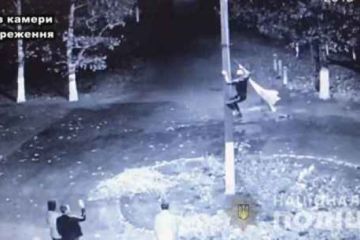 В Одесской области сорвали флаг Украины и вытерли обо него ноги