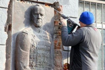 В РФ предложили оплатить «поход на Москву» радикалам, осквернившим барельеф Жукову