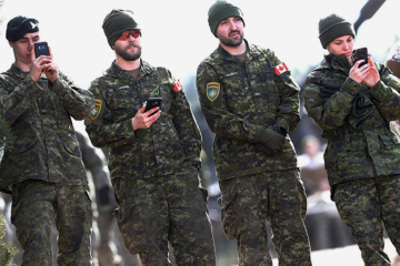 Русские боты атаковали солдат НАТО в Прибалтике