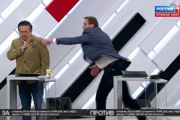 Драка экспертов в прямом эфире: украинец отправил в нокаут американца