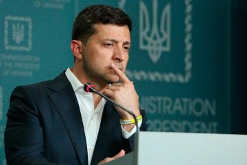 Зеленский открыл мост в Донбассе под российскими флагами