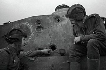 Что обязан был сделать экипаж танка, если его подбили в бою