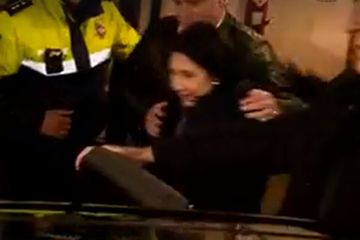 В Тбилиси разъяренная толпа митингующих оцепила кафе, где ужинала Саломе Зурабишвили