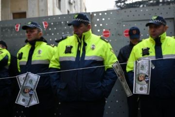 Протестующие в Тбилиси хотят привести к власти Саакашвили назло России