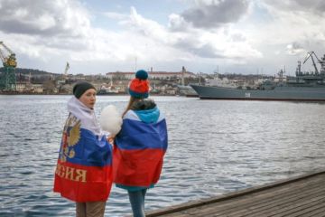 Почему крымчане не спешат выбрасывать украинские паспорта, имея российское гражданство