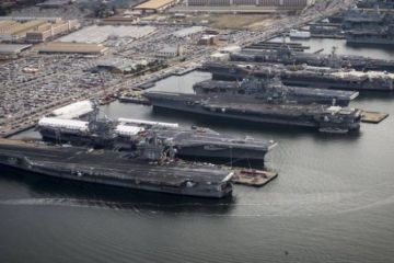 Гордость американского военного флота беспомощно застряла в порту