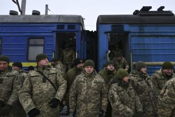 Выпрыгивают из эшелонов прямо на ходу: бойцы ВСУ массово бегут при отправке на Донбасс