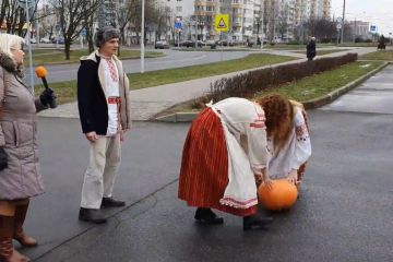 Белорусские русофобы с тыквой скромно «помайданили» в Минске