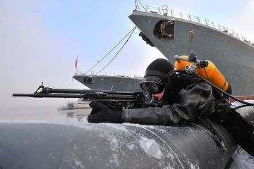 В Севастополе водолазы учатся не только сражаться, но и помогать кораблям
