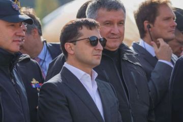 Пьеса для Н-4: Зеленский имитирует «укрощение» Аваковым украинских националистов