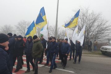 Бунтующие аграрии заблокировали границу в Одесской области