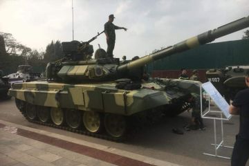 Новый вьетнамский Т-90С впервые представили на выставке в Ханое