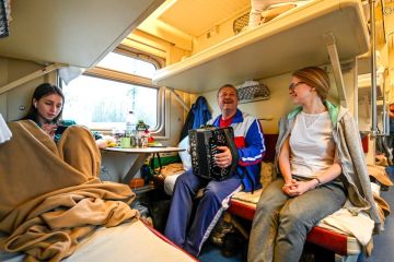 Первыми через мост — пассажирский поезд прибыл из Петербурга в Севастополь