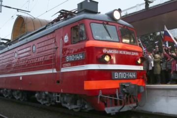 Прибалтийских сестриц переехал первый поезд по Крымскому мосту