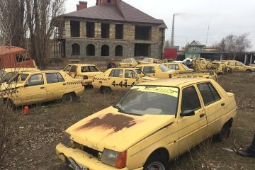 Обнаруженное в Запорожье кладбище украинских автомобилей показали на фото