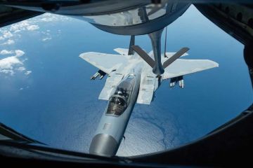 Американский истребитель F-15 столкнулся с воздушным танкером