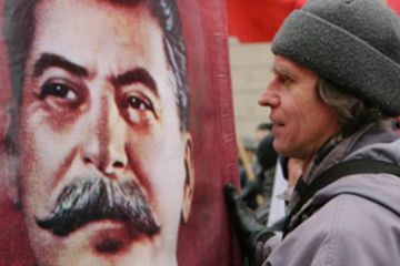 Банкротство либералов привело к возрождению культа Сталина