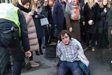 Самая большая зрада  в Киеве: украинская полиция избила и поставила на колени перед "ватниками" двух националистов