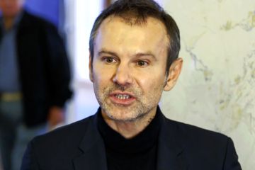 «Вы – вор!»: известный украинский юрист уличил певца и депутата Вакарчука в воровстве у армии и бюджета