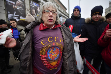 Жалующихся на притеснения в Латвии россиян спросили, почему они не едут обратно на родину