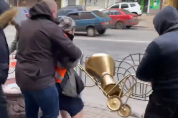 Соратники Порошенко устроили провокацию у ГБР, разбив золотой унитаз на глазах у СМИ