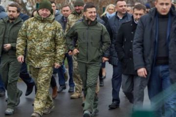 Зеленский – Донбассу: воевать будем, но с улыбкой