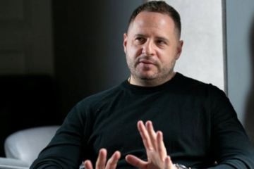 Фрик и голова Суркова