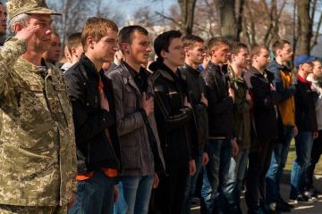 Украинские военкоматы получили инструкции по призыву школьников