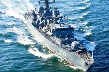 Российский фрегат дал пинок под зад американскому авианосцу "Гарри Трумэн" и прогнал из порта Омана