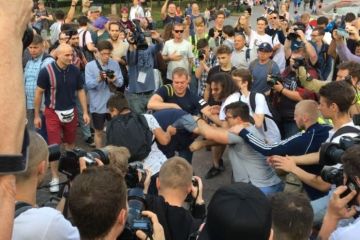 Политолог Захаров предложил наказывать за незаконные митинги общественными работами