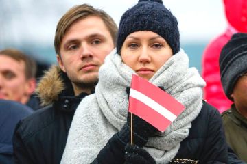 Латвийцам посоветовали собирать чемоданы и уезжать из своей страны