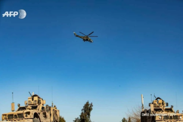 Российские боевые вертолеты прошли на «бреющем» над американским конвоем в Сирии.