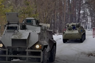 Бунт против ВСУ в Донбассе: женщины и пенсионеры набросились на танки украинских военных