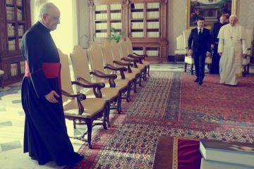 Папа Римский не думал, что придется слушать рассказ Зеленского о жестоком карателе