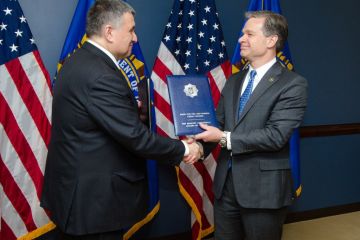 Серый кардинал Украины погнался за двумя «американскими зайцами»