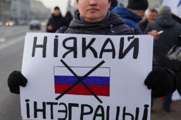 Эксперт назвал причины обвала пророссийских настроений в Белоруссии