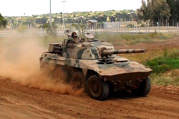 Проломивший ограждение "колесный танк" Rooikat едва не сбил группу солдат