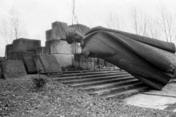 "Русские, вы должны стыдиться себя": Зачем Польша переписывает историю?