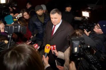 День президентов, сливающих власть. Аваков усиливает позиции