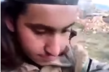 Страшные кадры из Идлиба: Турецкий наёмник позвонил матери обезглавленного им солдата — она в шоке