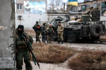 Терпение лопнуло: жители подконтрольного Киеву Донбасса требуют вывести технику ВСУ