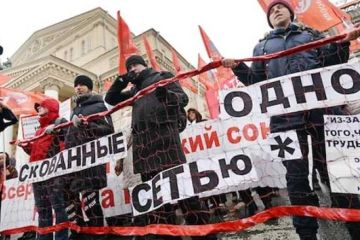 Скованные одной сетью: «Нет России». Блондинка