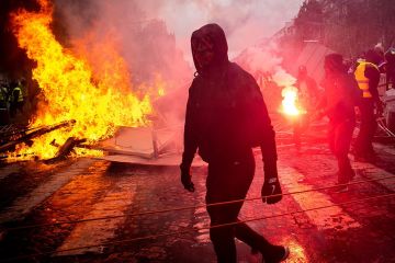 Организованы, вооружены и опасны: Францию терроризируют «ультра-желтые жилеты»