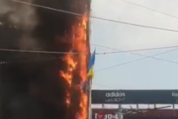 В ходе побоища на рынке Харькова сгорел флаг Украины