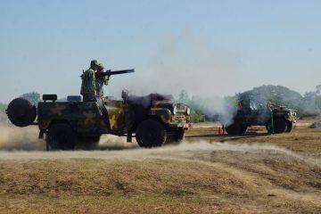 Российские УАЗы вооружили китайскими орудиями и пулеметами во Вьетнаме