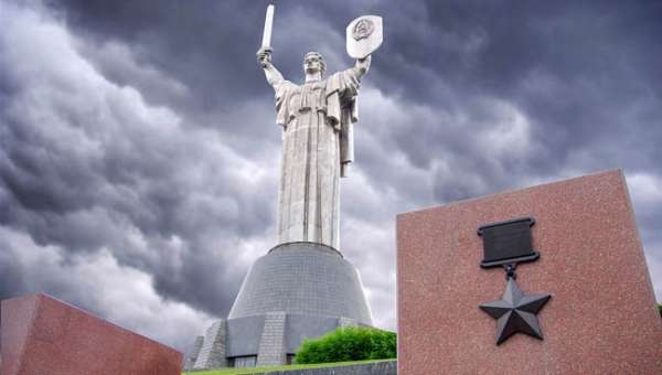 Лишить Киев звания город-герой: «Носить белое перо трусости и черное перо позора, до исправления»