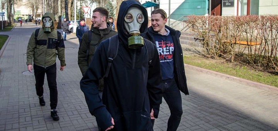 Белорусы рассказали, как живёт страна Бацьки, отказавшегося вводить тотальный карантин