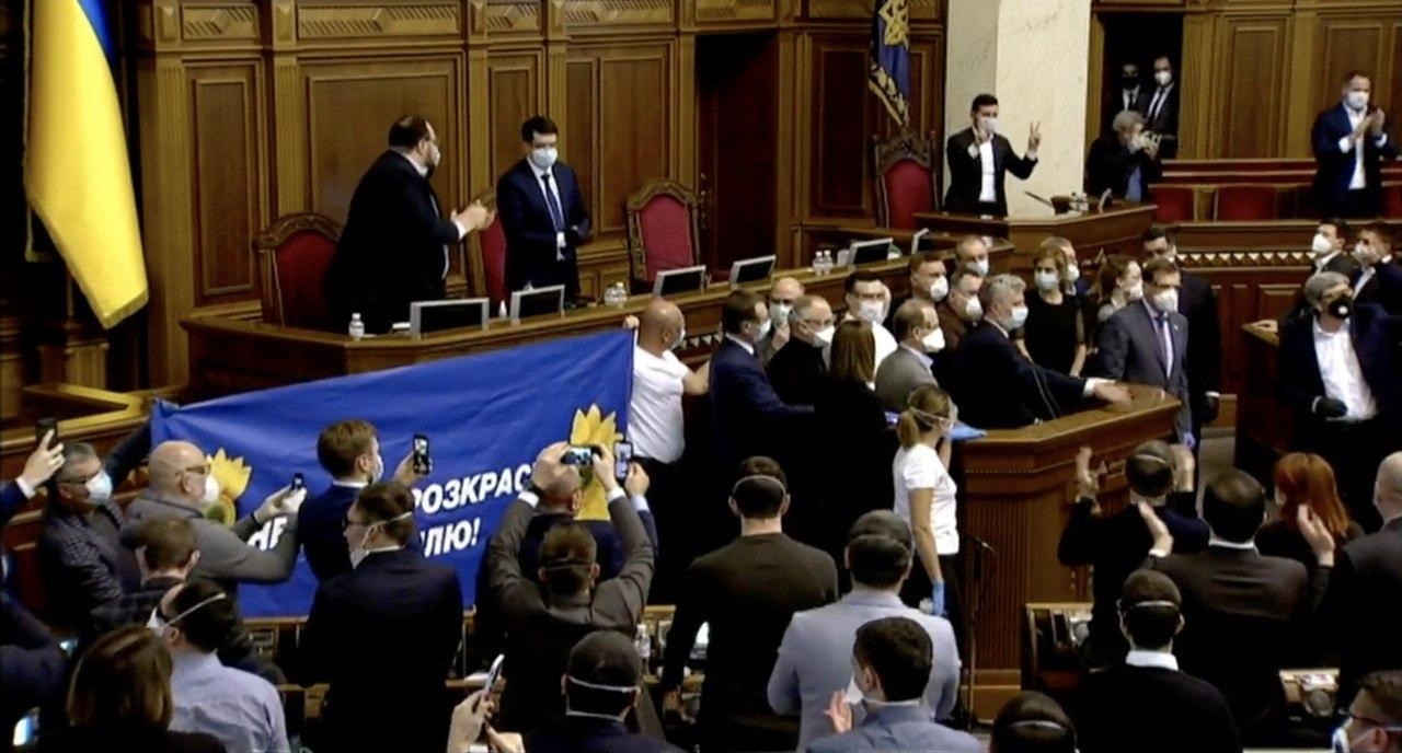 Под покровом ночи Зеленский и Порошенко продали украинскую землю